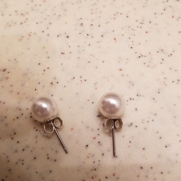 💥4/$15💥Pearl earrings w backs - Picture 3 of 3